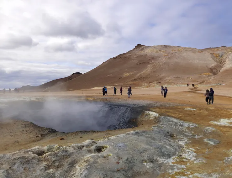 地熱活動非常活耀,處處有蒸氣噴發。
