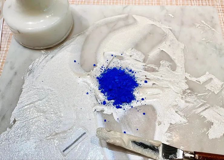 雲母磨開之後，接著加入了藍色的色粉