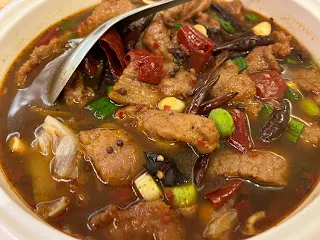 隱藏版出現了，當把湯完時，服務人員會來問要不要加湯，當下當然說好，因為大家把湯都喝得差不多，剩一堆料。這就代表著湯很好喝。而加了湯再回來的版本，變成以白菜和凍豆腐為主角，後來才知道這叫做回燒。因為加入許多菜之後，湯頭也會變得清淡許多。等於是一鍋湯可以喝到兩種不同的湯頭。