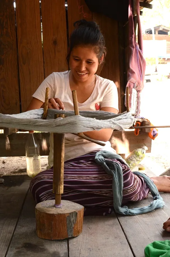 克倫族婦女正在纏繞棉線以方便編織
