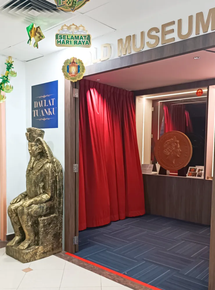 入口處很多馬來同胞開齋節賀詞