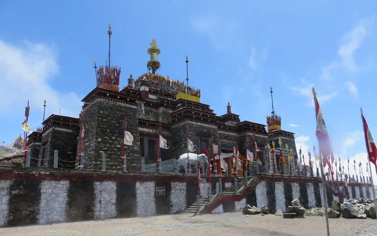 宗喀拉則，2014年落成的藏式寺廟，寺廟本身是真的有人常駐祭祀的，算是「示範式拉則」。