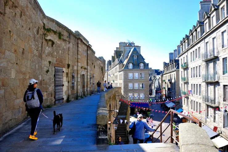 【環牆有幾處階梯可登上、下城牆】