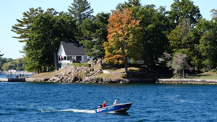 看到美國國旗了，樹葉有一些變紅了。