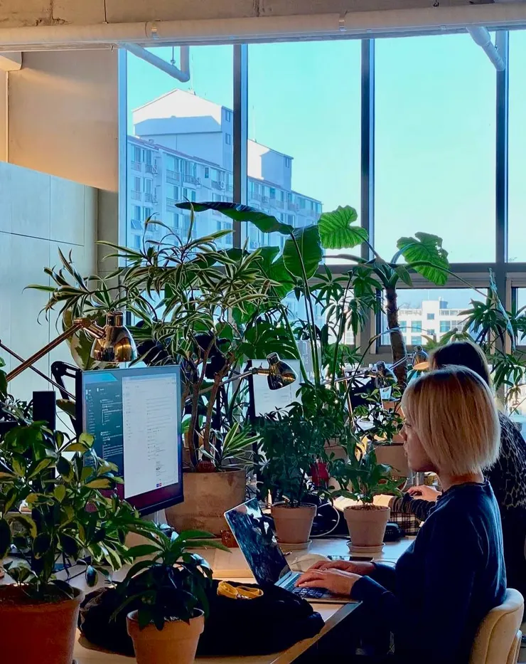 趙陮啓同時也出租自己改造的共享工作空間,這成為他經營雜誌重要的資金來源。(來源:instagram @broadcally)