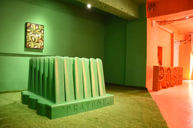 超適合拍網美照的裝置藝術，綠綠的是沙發喔~