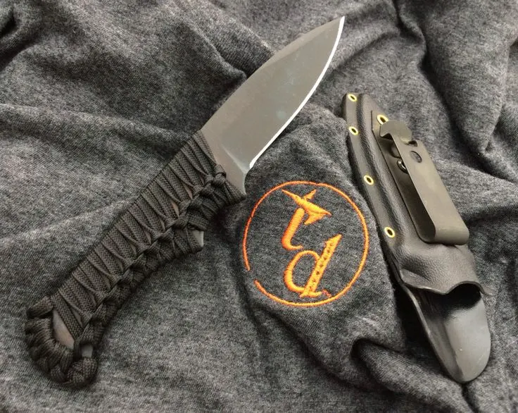 血鯊經典直刀款，水滴刃形大平磨，2023年傘繩款，柄尾蘑菇頭的設計提供反手戰術持握更強大的殺傷力。