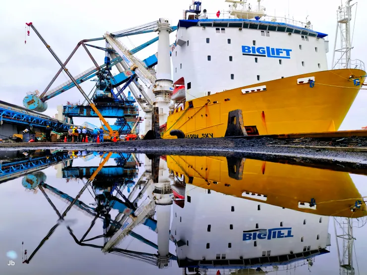 【海吊船如期抵達這過程難得一遇!這幾天不時陣雨,利用碼頭積水拍個倒影。】