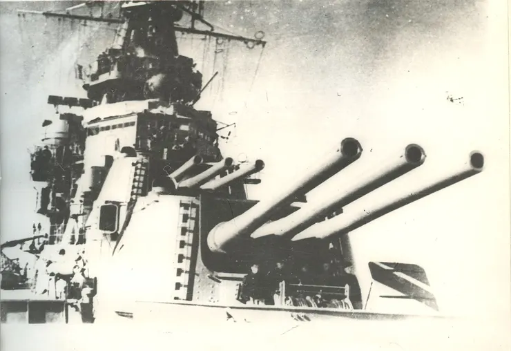 伏羅希洛夫號的主砲組，攝於1942年