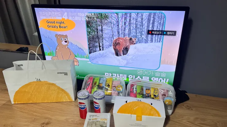 領隊送來炸雞餐和盥洗包