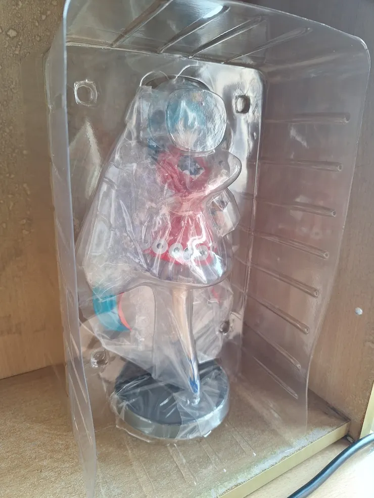 內容物只有底座與公仔本體