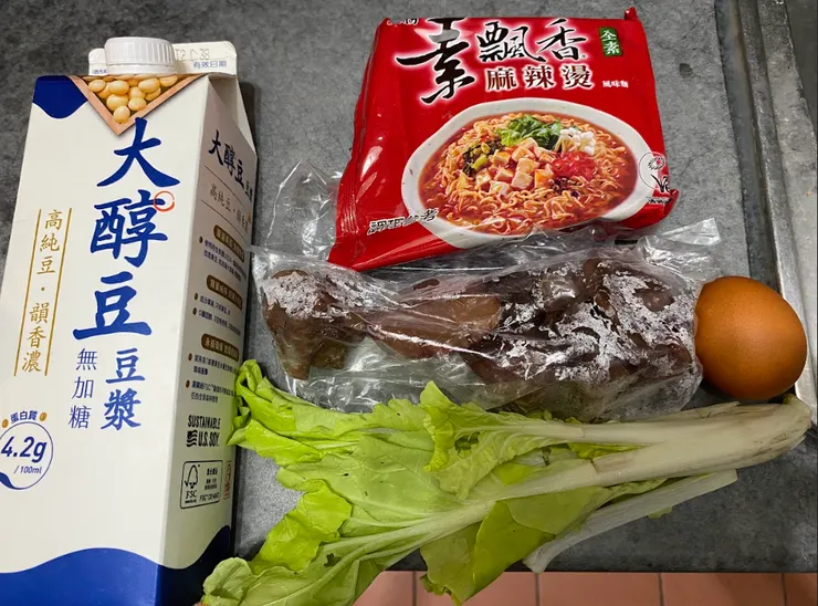 成品怎麼拍都不好看，就拍材料吧！這樣煮超好吃，大推薦！