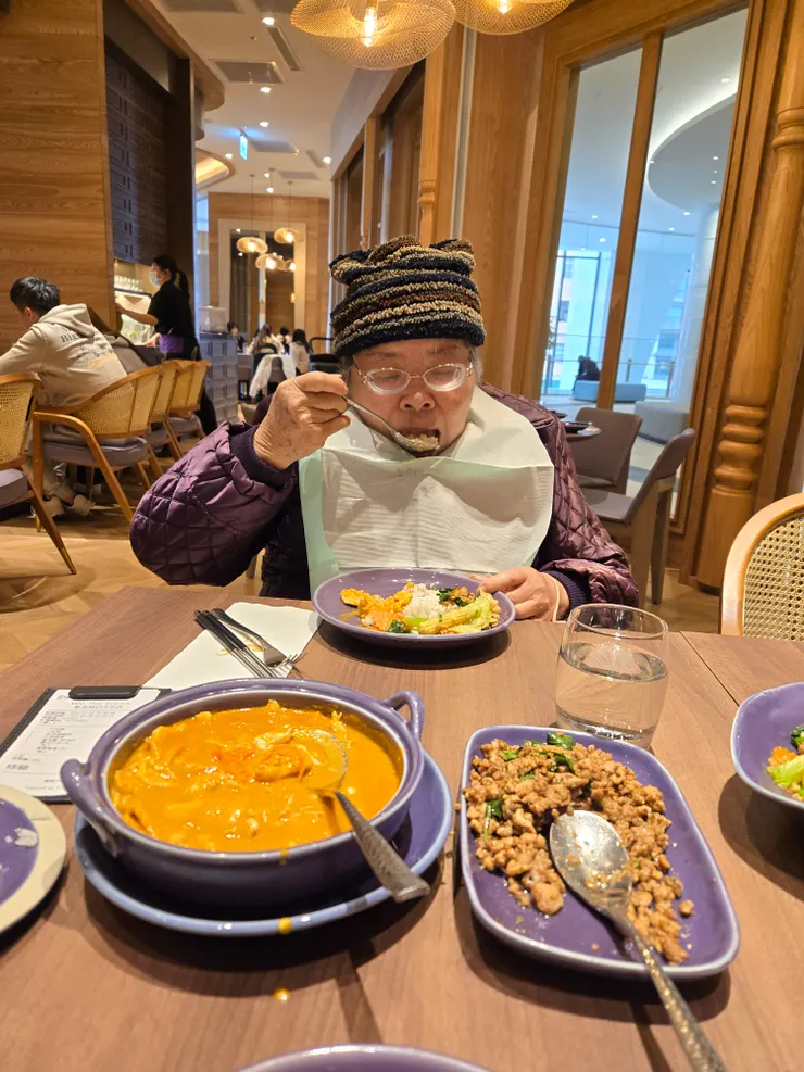 放上老媽開心吃飯的照片