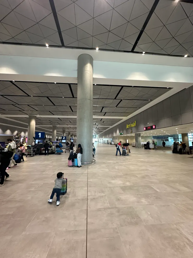 過了右手邊行李海關口 就會看到