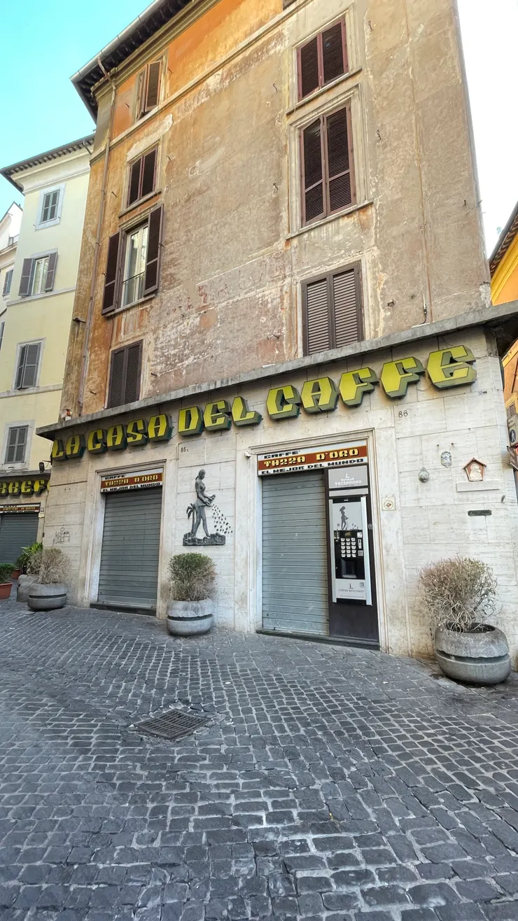 還沒開門的金杯咖啡。