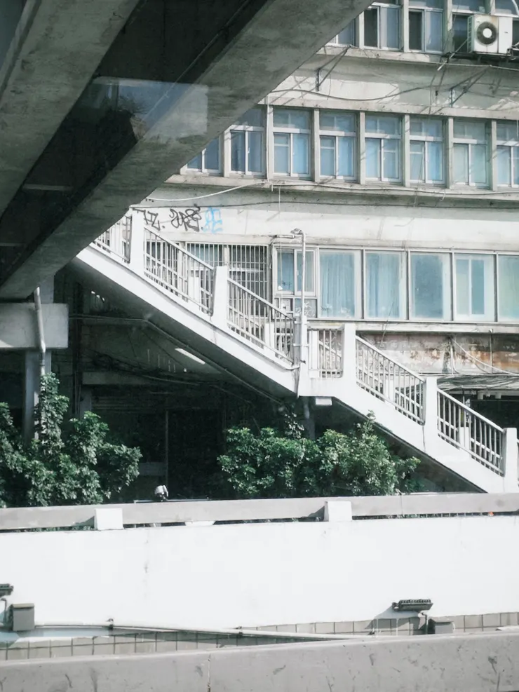 天橋、大樓、樓梯是第四張灰色