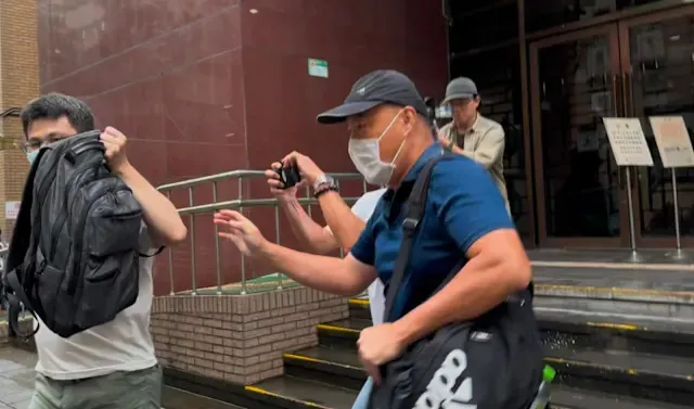 涉嫌用「神奇眼藥水」詐保的蔣姓男子，出庭後跑起來了。侯柏青攝