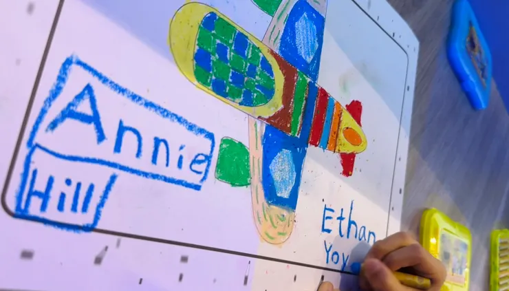 豐富繽紛的色彩是孩子的創意發想，再訪懿又寫上過逝的祐小名。