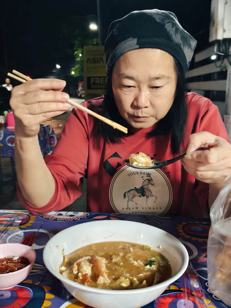 挑戰路邊美食，濃郁的海鮮麵？