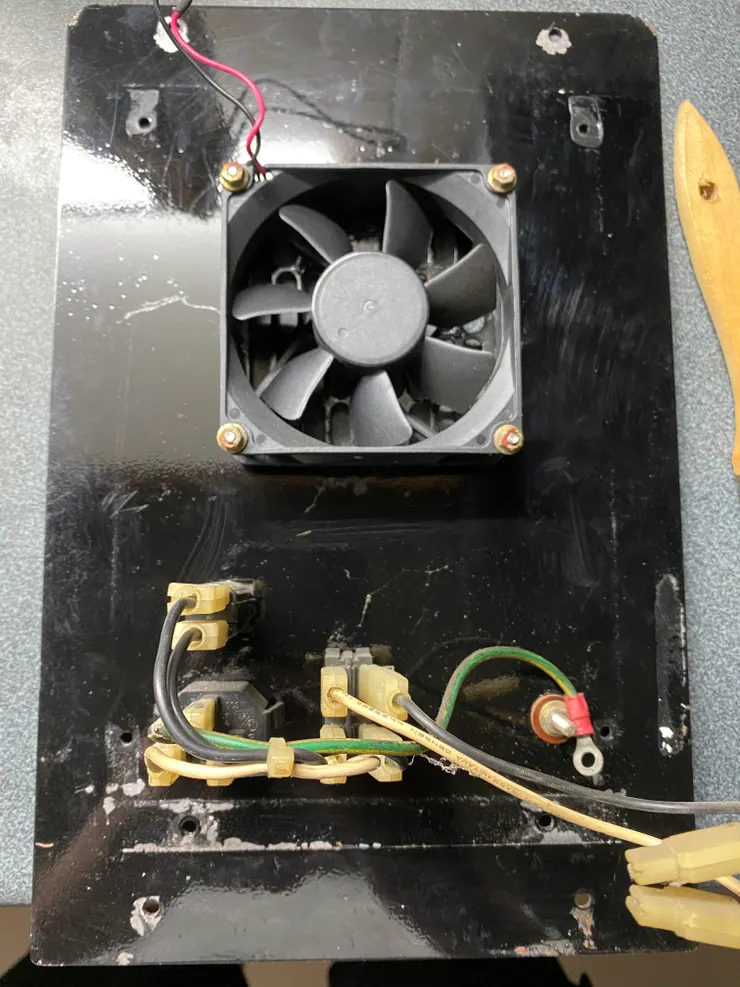 這顆PSU風扇工廠有幫我換新,不過超級吵