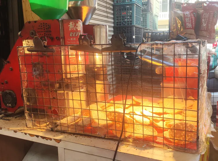 安平街上的現爆蝦餅比現成包裝販售的好吃許多