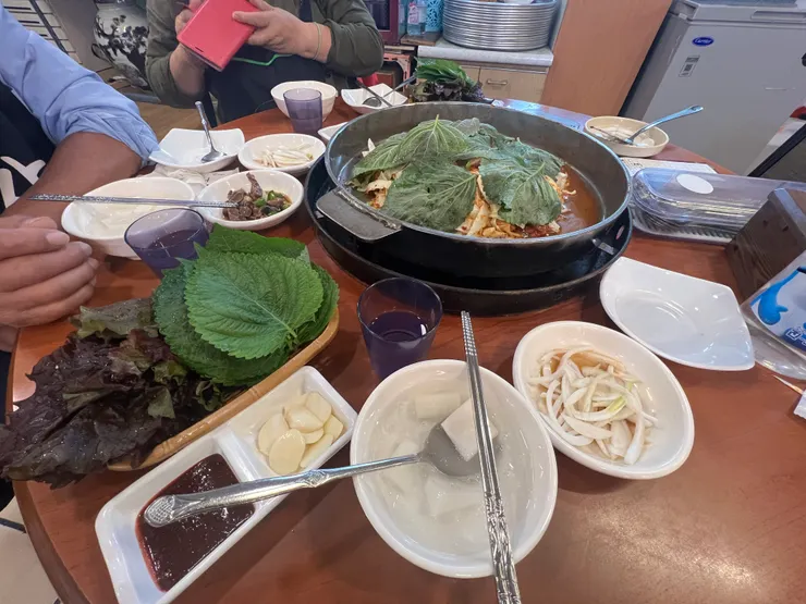 中途姨母會在炒雞上蓋上芝麻葉，增加香氣