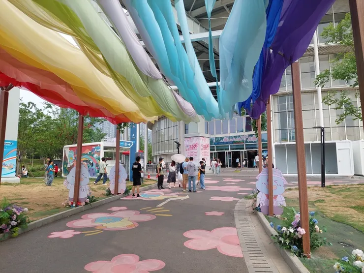 這邊是光谷空軌車站前的櫻花印象。