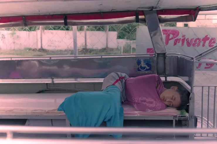 躺在Jeepney的小孩