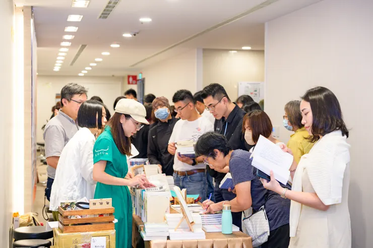 版本書店把走入永夜的引路人論壇門口的小書攤，變成書展   攝影｜李明宜