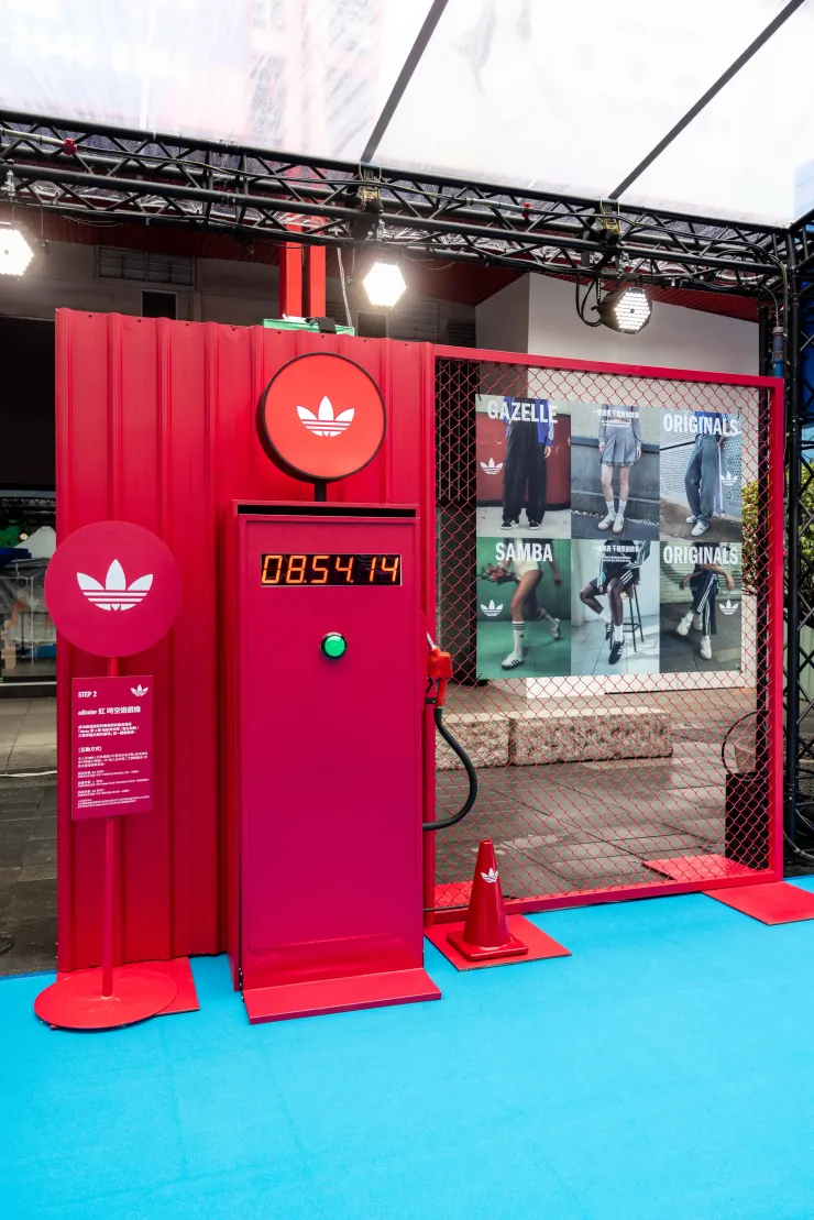 時髦紅時空遊戲區。（圖／adidas Originals提供）