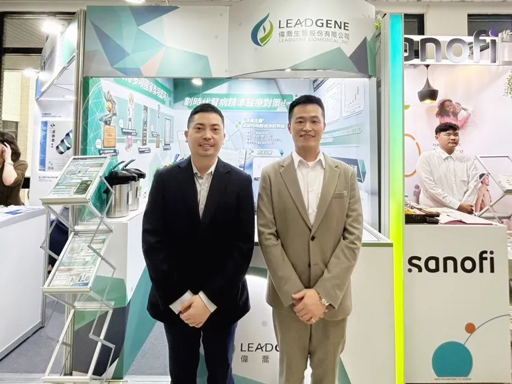 圖說：偉喬生醫董事長莊詠鈞（左）與執行長鄭又瑋（右）參與台灣腎臟醫學會113年度會員大會暨學術演講會，於攤位介紹自主研發的檢測試劑組。（資料來源：偉喬生醫）