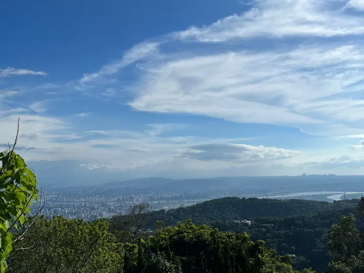 種能屋前的平台，能遠眺臺北盆地與淡水河口。