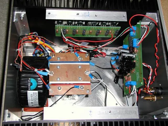 上圖是機箱內大致的配線圖,由於 RIFA 電容尚未收到,所以用 Mallory 30000uF 的電容代替