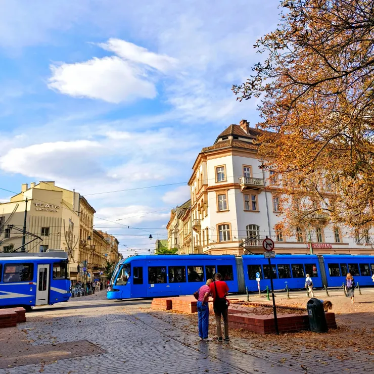 【稍事休息後，前往著名的市集廣場，也就走個十分鐘左右。】