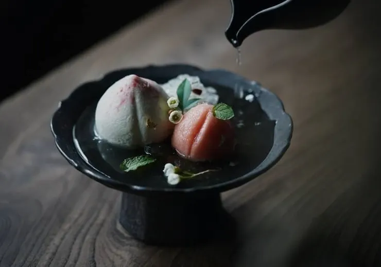 堀川茶事「桃城冷湯」由南門市場的季節菓物加上六十餘年「南門楊桃汁」老店，還有來嘉義必喝的葡萄柚綠，創造酸甜好滋味