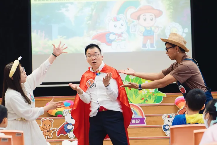 校長聯同學校兩位老師傾情地演出