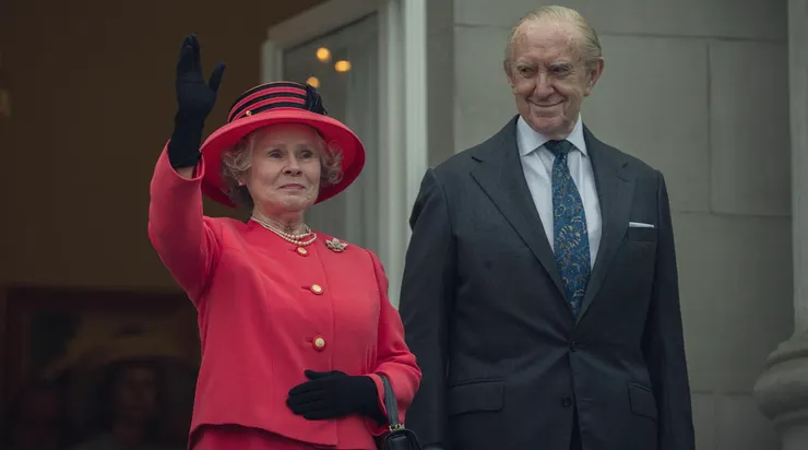 揮手的動作仍然熟練，這是一個時代最後的日常畫面。