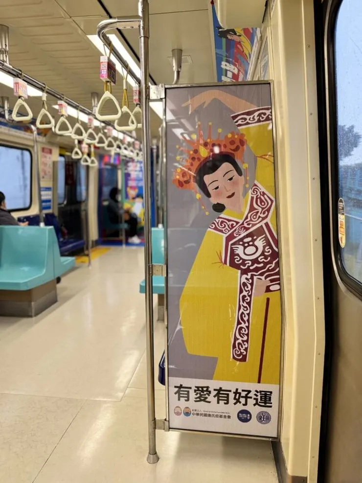 ▲媽祖造型彩繪隔板,象徵守護與關懷,結合公益倡議意涵,讓信仰文化成為共融對話的橋樑。