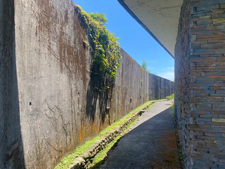 納骨櫃後方的小通道