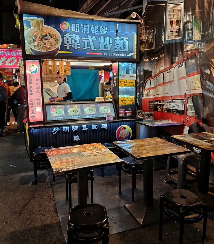 瑞豐夜市以帶著走吃為主，有座位的小吃攤不多