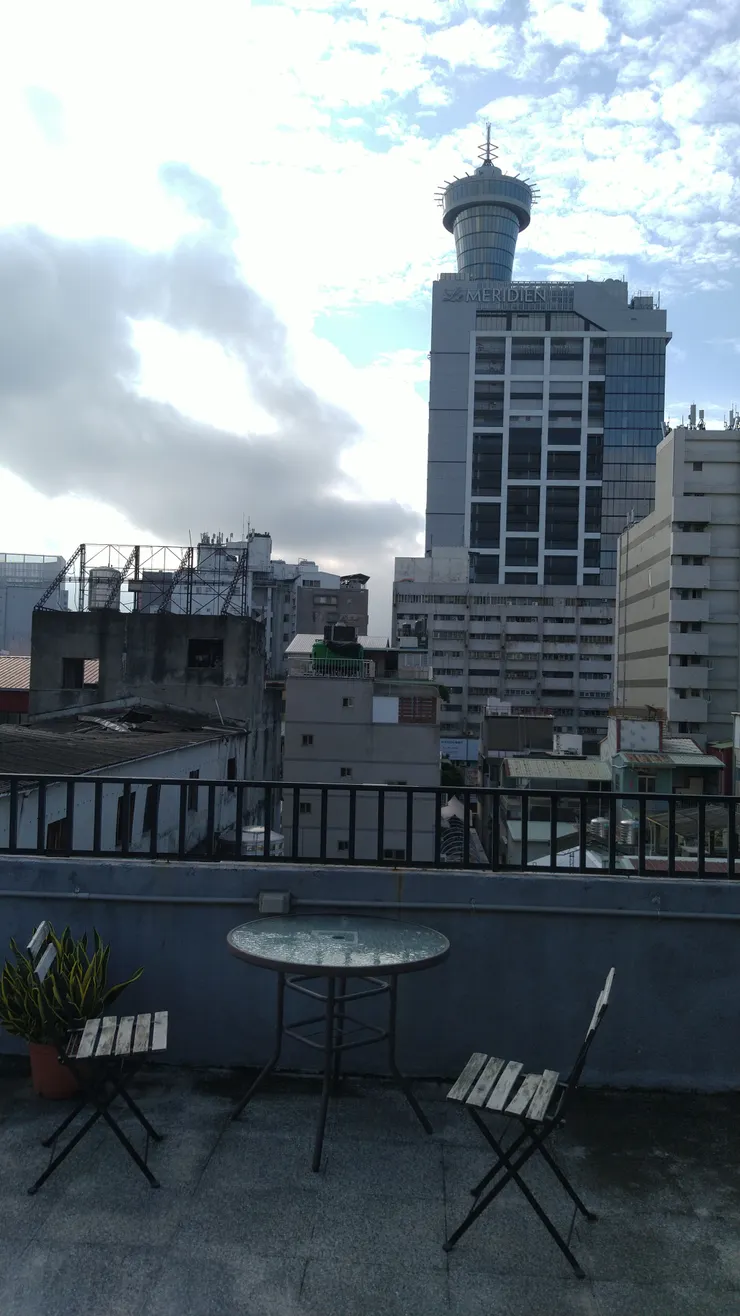 圖示：從台中市區電子街旁的青年旅館屋頂，看原為金沙大樓的李方艾美酒店。圖片來源為張居隱：https://www.shutterstock.com/zh/image-photo/2405805869