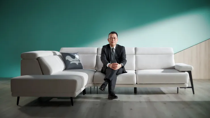 坐又銘沙發侯銘昌董事長，首創進度追蹤系統，為訂製沙發品質掛保證。圖：坐又銘沙發提供