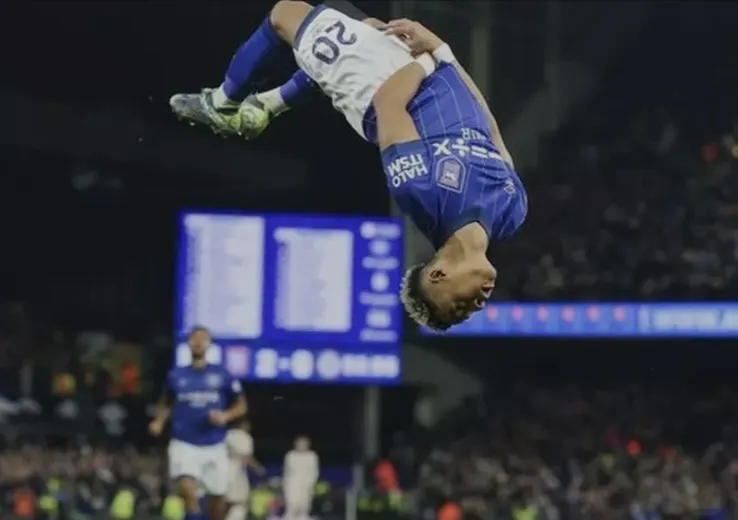 赫捷臣射入一球後以空翻動作慶祝