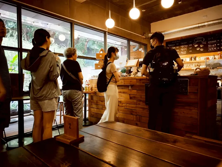 才待不到30分鐘就有一堆人排隊買甜甜圈😋