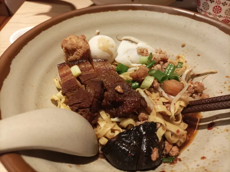 有鹵肉、魚蛋、魚皮餃和冬菇加辣椒醋汁的干麵