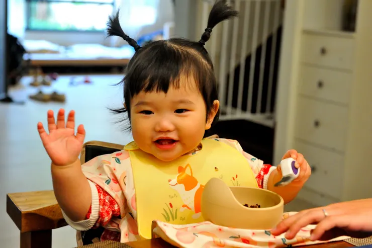 【長長的假期萬萬回來過第二個年！療癒時刻，萬萬吃飯，她開心，看的人更開心。】