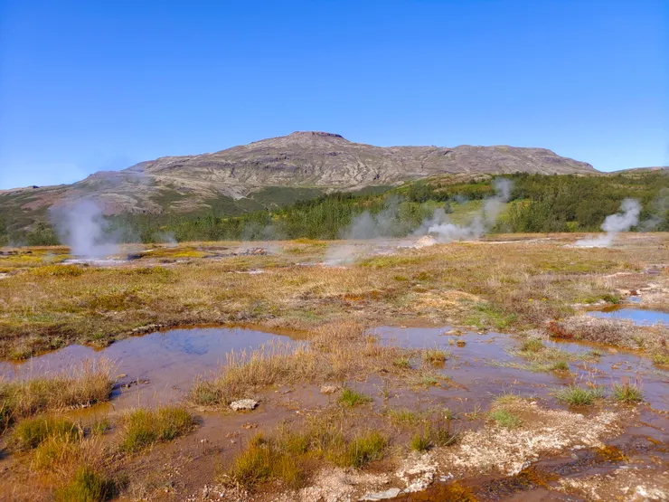 Haukadalur地熱谷有著大大小小冒著煙或滾燙的湧泉。