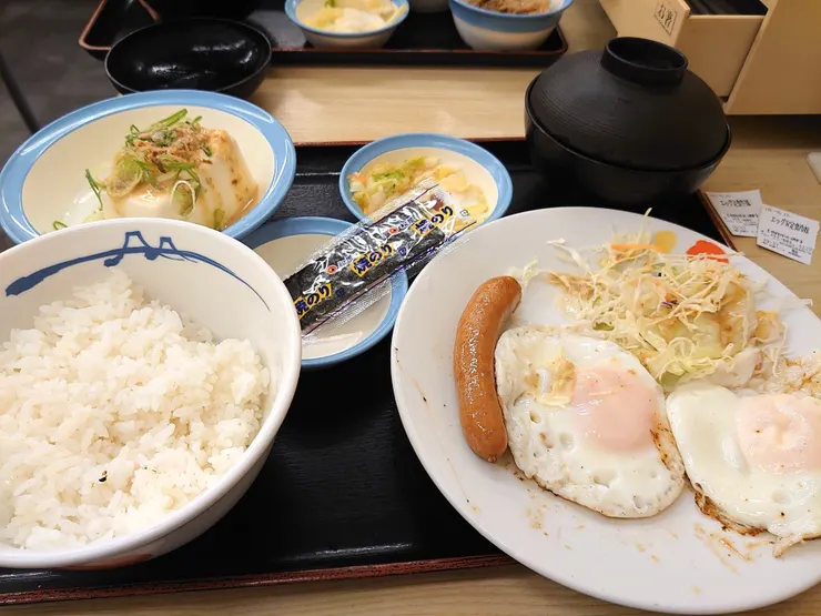 ▲牛肉丼店的早餐，是我在日本的最愛。