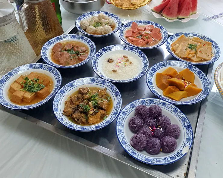 九碗三行子 橫、豎、斜看都是三行，用豐盛的視覺饗宴款待貴賓，這是流傳於中國西北地區的一種宴客習俗，在回族等穆斯林中盛行