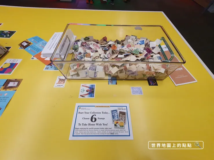 供人挑選郵票的桌子